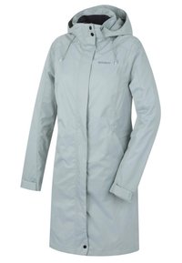 Vodotěsný světle šedý kabát s kapucí, rovného střihu, s nastavitelnými šňůrkami a zapínáním na knoflíky na rukávech. Hladký povrch a jednoduchý design.