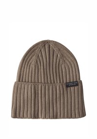 Gorro de punto marrón con canalé, con un borde doblado y una etiqueta rectangular con "STREET ONE STUDIO" bordada en el lateral.