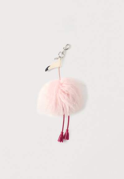 Φουντωτό ροζ μπρελόκ φλαμίνγκο με ανοιχτό μπεζ ράμφος, λεπτό λαιμό και κόκκινα πόδια που καταλήγουν σε φούντες, συνδεδεμένο σε ασημένιο κλιπ.