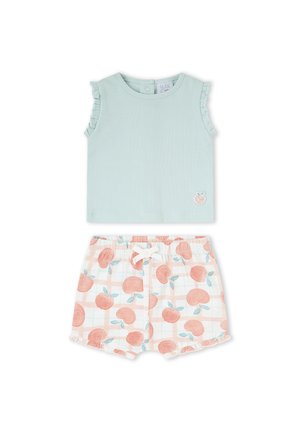 Top sin mangas verde claro con textura acanalada, bordes con volantes y parche de melocotón, combinado con pantalones cortos blancos con estampado de melocotones rosas y hojas.