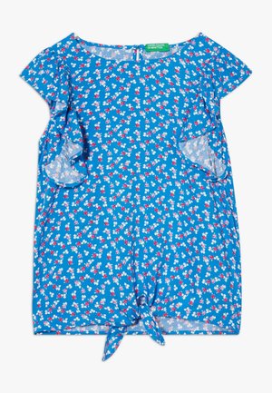 Blå kortærmet bluse med lille hvidt og rødt blomsterprint, flæsedetaljer i siderne og knude foran ved kanten.