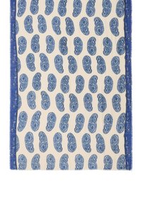 Niebieska tkanina w wzory paisley na kremowym tle, z dekoracyjnymi obramowaniami o misternych detalach. Miękka w dotyku, prostokątnego kształtu.