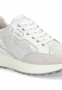 Baskets athlétiques blanches avec tige en mesh, accents en daim et semelle texturée. Dotées de ferrures argentées et de lacets blancs, offrant un design moderne.