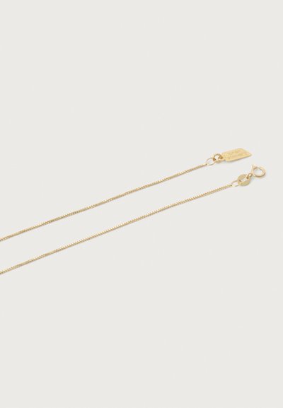 Χρυσή μεταλλική αλυσίδα κολιέ με υφή στην επιφάνεια, διαθέτει ετικέτα και κλείσιμο με κλιπ γαρίδας. Ορατά δύο διακριτά τμή�ματα αλυσίδας.