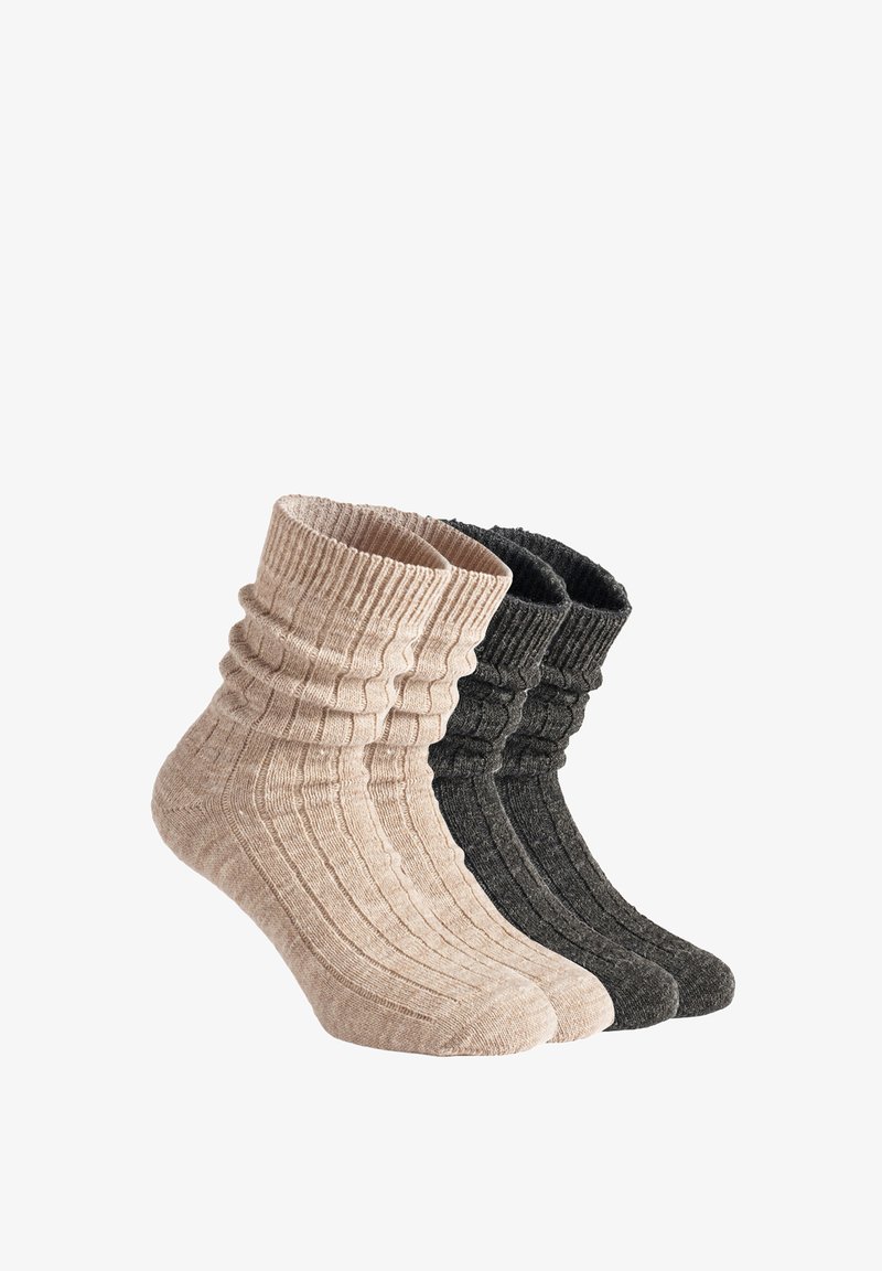 Tres pares de calcetines de tobillo acanalados en beige claro, gris oscuro y carbón. Hechos de material suave con un diseño de puño cómodo.