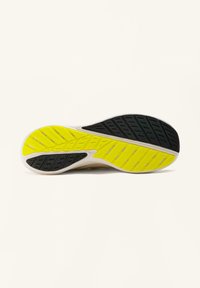 Egy cipő talpa, hullámos mintázattal, fekete gumival és élénksárga részekkel; texturált felület a tapadás és stabilitás érdekében.