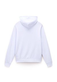 Sudadera blanca con capucha, de mangas largas, textura suave, puños y dobladillo acanalados, sin marcas ni patrones visibles.