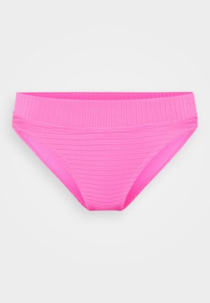 Roza rebrasta bikini donja polovica s širokim elastičnim pojasom, koja ima glatku teksturu i visoki izrez za veću pokrivenost.