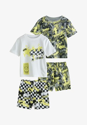 Dos conjuntos de pijamas cortos para niños con temática de Batman, con camisetas con estampado gráfico y pantalones cortos a juego en colores amarillo, negro, blanco y gris.