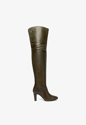 Ciemnobrązowy skórzany kozaki do kolan z zaostrzonym noskiem i wysokim obcasem, lekko skierowany w prawo na białym tle.