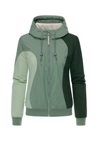 Veste multifonctionnelle verte avec capuche, présentant un mélange de panneaux verts clairs et foncés, une fermeture éclair à l'avant et des poignets élastiques. Texture douce.