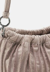 Borsa a mano in pelle rosa soft con design arricciato, texture plissettata e un dettaglio in metallo circolare argentato sulla tracolla.