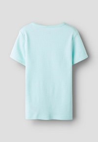 Světle modrá košile s krátkým rukávem a mřížkovým vzorem. Okrúhlý výstřih a měkká, strukturovaná látka. Dokončený lem a švy.