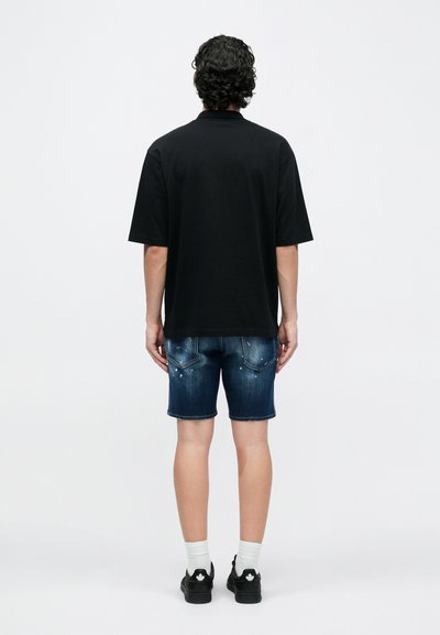 Mustad lühikeste varrukatega polo-särk siniste teksapükstega, millel on pleekinud toon ja kaks tagataskut. Kandmiseks valged sokid ja mustad kingad.