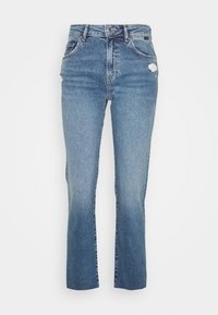 Jeans de mezclilla de color azul claro con cintura alta, pierna recta y detalles desgastados en la parte frontal. Diseño clásico de cinco bolsillos. Textura suave.
