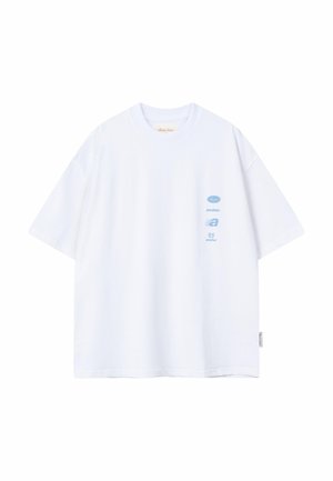 Tricou alb cu mâneci scurte, guler rotund și grafică mică verticală albastru deschis și text în zona stângă a pieptului.