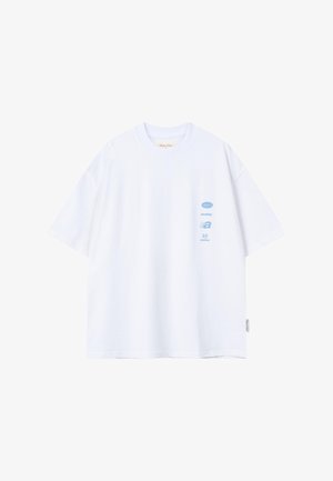 Weißes T-Shirt mit kurzen Ärmeln, rundem Halsausschnitt und kleinem vertikalem hellblauen Grafikmotiv und Text auf der linken Brustseite.