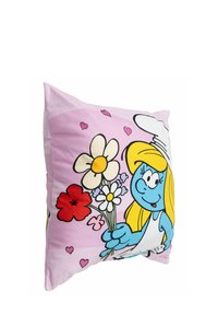 Cuscino quadrato con sfondo rosa che presenta un personaggio dei cartoni animati che tiene dei fiori. Il materiale sembra morbido, con grafiche stampate e colori vivaci.