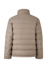 Bruine pufferjack, met een gequilte ontwerp met horizontale naden, hoge kraag en zachte textuur. Geen zichtbare hardware of accenten.