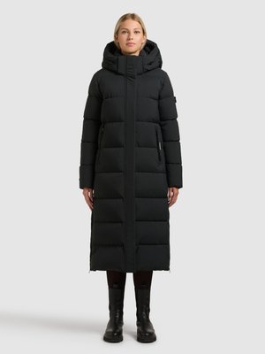 Czarna długa kurtka puchowa z kapturem, zapinana na zamek błyskawiczny z przodu, pikowany wzór i boczne kieszenie. Ma prosty krój i matowe wykończenie.