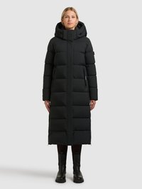 Manteau long matelassé noir avec capuche, doté d'une fermeture éclair à l'avant, d'un design matelassé et de poches latérales. Il présente une coupe droite et une finition mate.