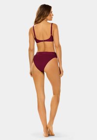 Bordowy zestaw bikini z usztywnionym stanikiem z regulowanymi ramiączkami oraz wysokim stanem majtek. Gładka faktura z minimalną ilością elementów metalowych.