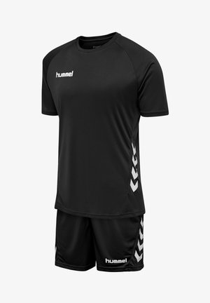 Czarny strój sportowy składający się z koszulki z krótkim rękawem i spodenek. Wykonany z gładkiego materiału, z białym logo i akcentami w kształcie chevronu po bokach.