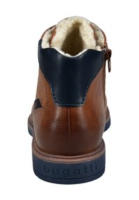Brauner Leder-Stiefelette mit dunkelblauem Kragen, Fleecefutter, Reißverschluss hinten und einer strukturierten Gummisohle mit "bugatti"-Markierung.