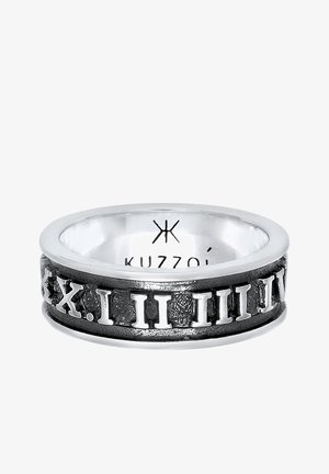 Silberner Ring mit einem strukturierten schwarzen Band, das mit eingravierten römischen Ziffern versehen ist. Innen mit der Markenbezeichnung "Kuzzoi" gekennzeichnet. Glatte Oberfläche.