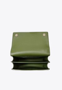 Borsa a mano verde in pelle con una texture liscia e accessori in oro, dotata di chiusura a pattina e tre scomparti interni.