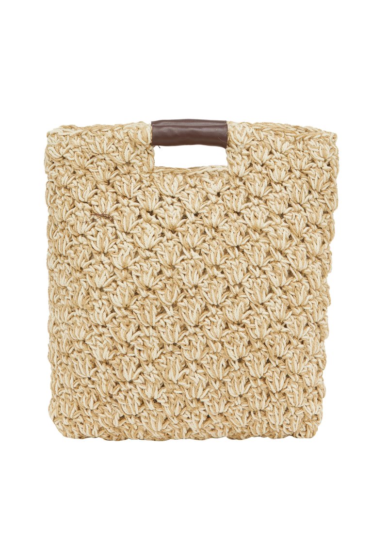 Vævet stråtpung i beige med en tekstureret overflade, der har et brunt læderhåndtag og en firkantet form med åbent topdesign.