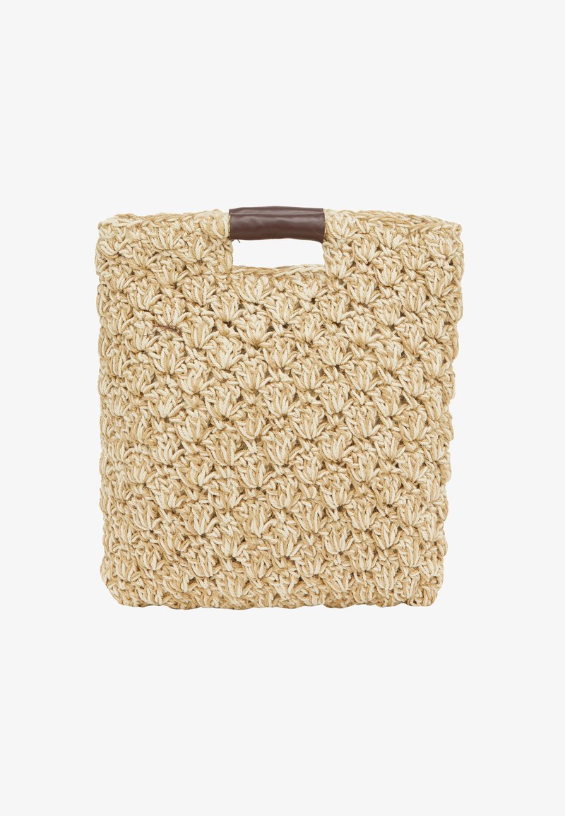 Vævet stråtpung i beige med en tekstureret overflade, der har et brunt læderhåndtag og en firkantet form med åbent topdesign.