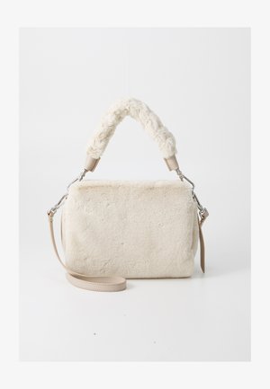 Cremfarbener Beutel mit weichem, strukturiertem Fellkörper. Besitzt einen gepolsterten, geflochtenen Griff und einen abnehmbaren Schulterriemen mit silbernen Hardware-Details.