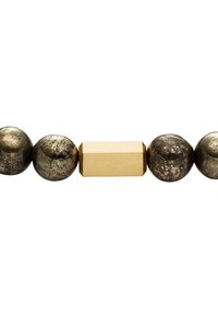 Perlenarmband mit metallisch schwarzen, runden Perlen und einer zentralen, rechteckigen goldenen Perle. Glatte Textur mit einem subtilen Glanz.