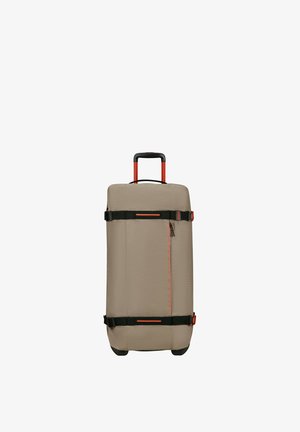 Großer beiger Koffer mit strukturierten Oberflächen, schwarzen Riemen, leuchtend orangefarbenen Akzenten, einem ausziehbaren Griff und zwei Rädern an der Unterseite.