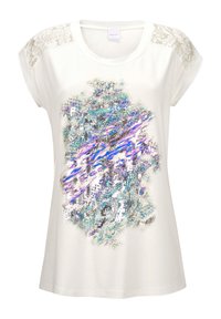 Witte korte mouwen shirt met kanten schouderpanelen en een abstract multikleurig patroon in blauw, paars en zilver aan de voorkant.