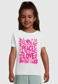 Biele tričko s krátkymi rukávmi so žiarivým ružovým kvetinovým motívom a textom "PEACE" a "LOVE" v tučnej, hravej typografii.