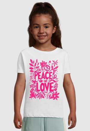 Biele tričko s krátkymi rukávmi so žiarivým ružovým kvetinovým motívom a textom "PEACE" a "LOVE" v tučnej, hravej typografii.