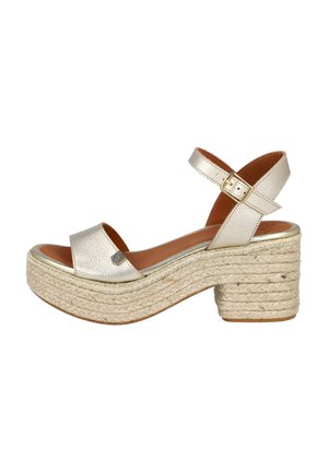 Sandalias de plataforma metálicas doradas con correas frontales anchas, plantilla de yute trenzado y tacón cuadrado. Presentan una correa ajustable en el tobillo y un detalle de logo.