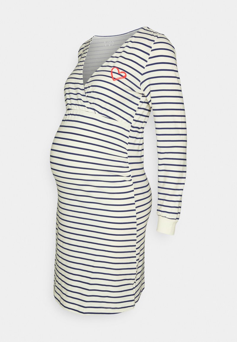 Nėštumo suknelė su tamsiai mėlynomis ir baltomis horizontaliomis juostelėmis, gilia V formos iškirpte, ilgomis rankovėmis, susirinkusia juosmens dalimi ir raudonu širdies dizainu ant krūtinės.