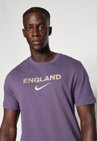 Nike Performance ENGLAND ENT NIKE WORDMARK TEE - Equipación de selecciones - dark raisin