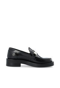 Des mocassins noirs en cuir avec un petit talon carré, des détails cousus et une boucle métallique en accent sur le devant.