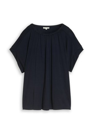 Marineblauwe blouse met korte mouwen, geplooide halslijn en relaxte pasvorm, afgebeeld op een witte achtergrond.