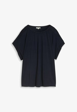 Marineblauwe blouse met korte mouwen, geplooide halslijn en relaxte pasvorm, afgebeeld op een witte achtergrond.