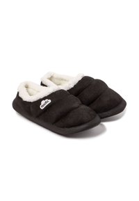 Zapatillas acolchadas negras con un forro de pelo sintético blanco y una suela de goma, con un pequeño logo en el lateral. Diseño de punta redondeada.