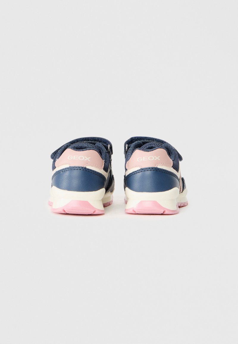Baskets GEOX avec une tige synthétique bleu marine, des accents rose clair et une semelle rembourrée blanche et rose. Fermeture à bande réglable en haut.