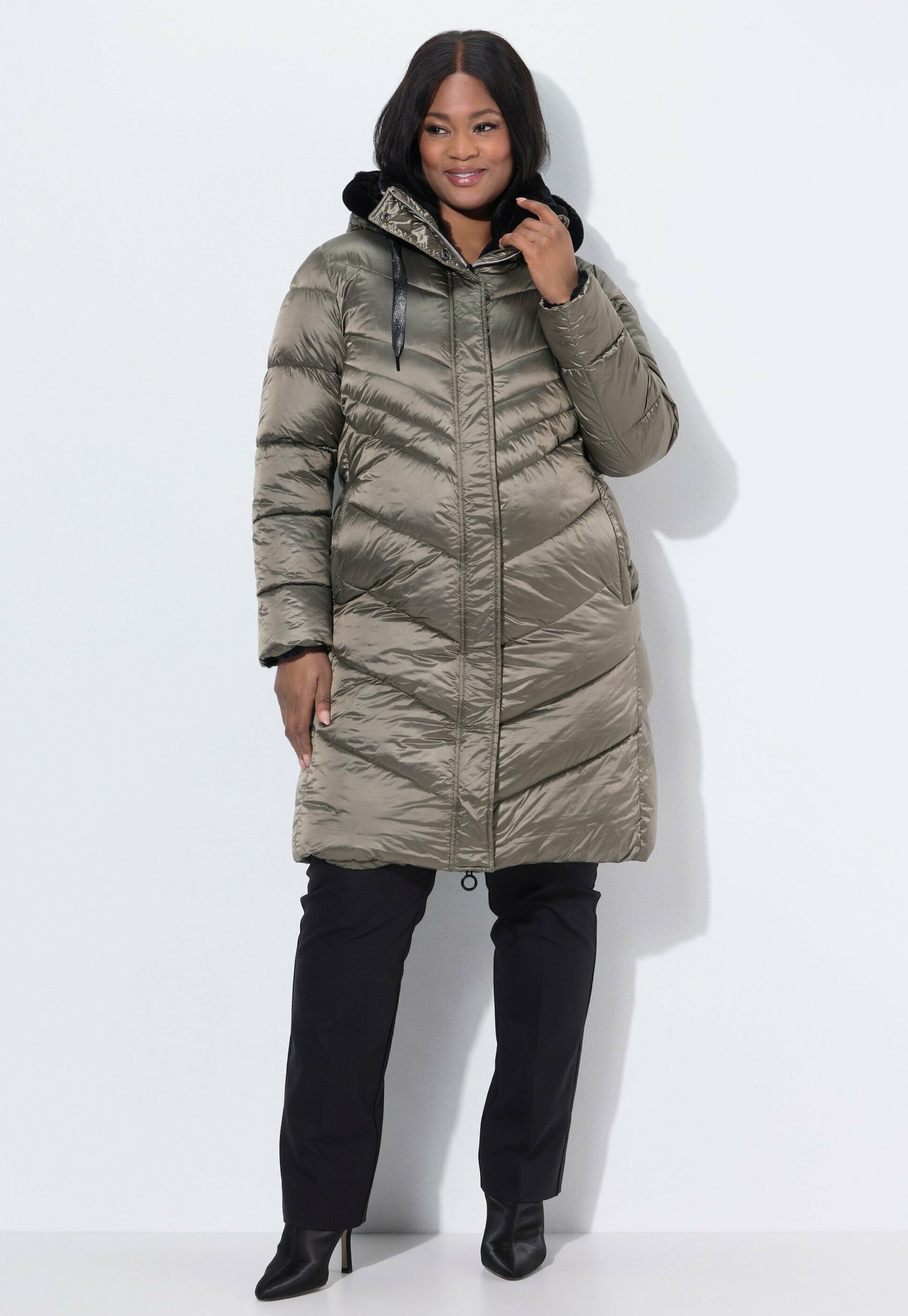 Ulla Popken Damen große Größen Übergrößen Plus Size HYPRAR Funktionsjacke, wasserdicht, Schneefang, Kapuze gletschergrün 42 831910705-42