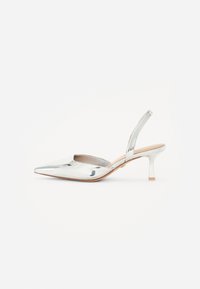 Stříbrná slingback obuv s špičatou špičkou, lesklým koženým povrchem, nízkým blokovým podpatkem, otevřeným bočním designem a minimálními švy.