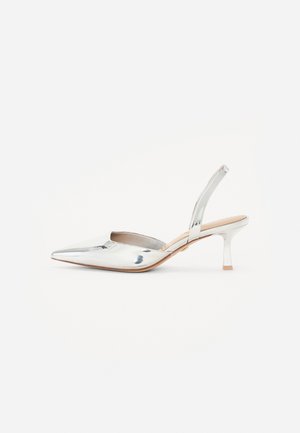 Hopeapintaiset, kärkiosastaan terävät slingback-kengät, joissa on kiiltävä nahkapinta, matala lohkokorko, avoin sivumuotoilu ja minimaalinen ompelu.