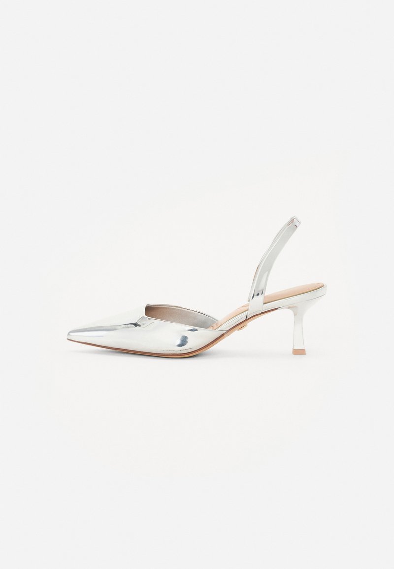 Stříbrná slingback obuv s špičatou špičkou, lesklým koženým povrchem, nízkým blokovým podpatkem, otevřeným bočním designem a minimálními švy.